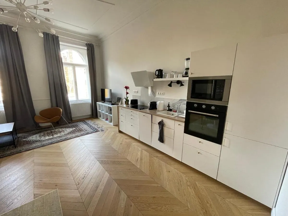 City Center 3, Elegant And Cozy 2Br In City Center! Budapest Apartment